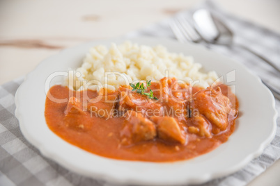 Gulasch mit Nockerl