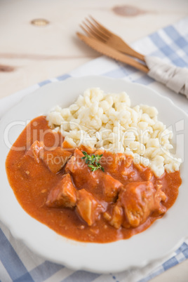 Gulasch mit Nockerl