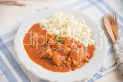 Gulasch mit Nockerl