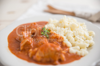 Gulasch mit Nockerl