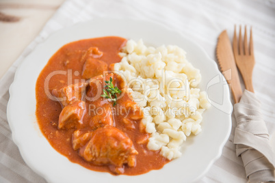 Gulasch mit Nockerl