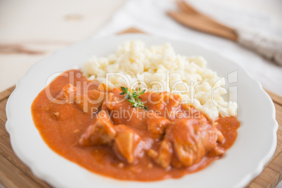 Gulasch mit Nockerl