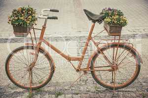 Fahrrad mit Blumenkasten im Retro-Stil