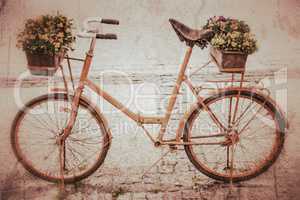 Fahrrad mit Blumenkasten im Retro-Stil