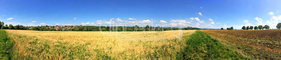 Panorama über Felder und Wiesen in einer ländlichen Gegend in De