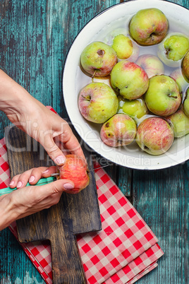 Cleaning rotten apples