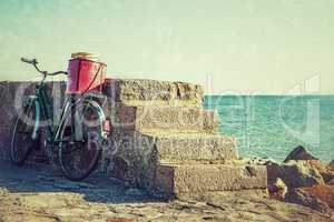 Fahrrad an einer Ostsee Mole im Retro-Stil