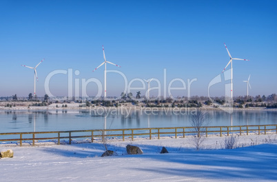 Windrad am See im Winter  - Wind turbine on lake in winter