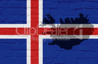Island Flagge auf einer Steinmauer