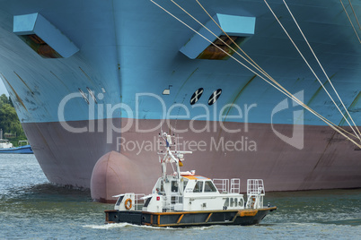 Lotsenboot und Containerschiff in Hamburg, Deutschland