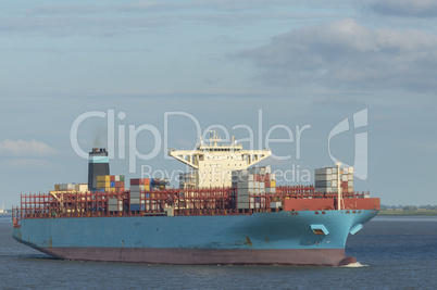 Containerschiff auf der Elbe bei Brunsbüttel