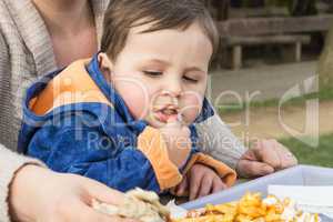Kind ißt Curry Wurst mit Pommes friets