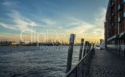 Sonnenuntergang im Hafen