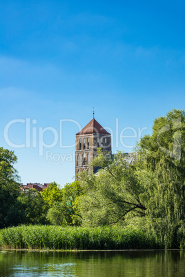 Blick über die Warnow auf die Nikolaikirche in der Hansestadt R