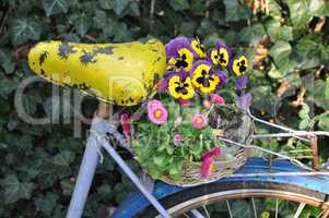Fahrrad mit Blumenschmuck