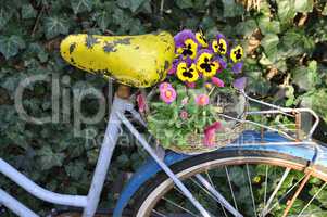 Fahrrad mit Blumenschmuck