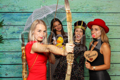 Just Married - 4 junge Damen feiern vor einer Fotobox