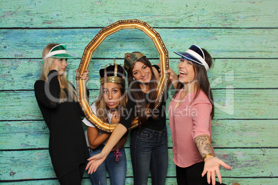 Mädchen mit Fotobox schauen durch einen Rahmen - Party mit Photo Booth
