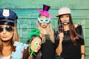 4 Mädchen vor Fotobox mit verschiedenen Probs - Photobooth