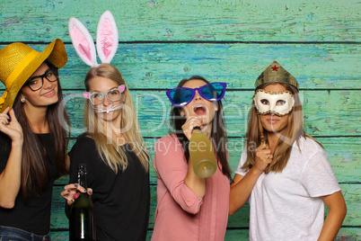 Mädchengruppe mit Hüte und Hasenohren - Party mit Photo Booth