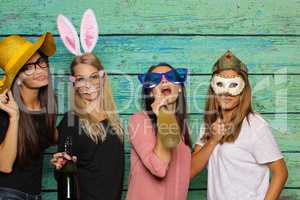 Mädchengruppe mit Hüte und Hasenohren - Party mit Photo Booth
