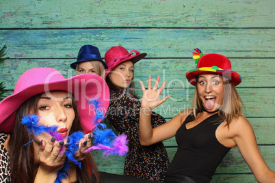 Freche junge Frauen vor einer Fotobox - Photo Booth Party