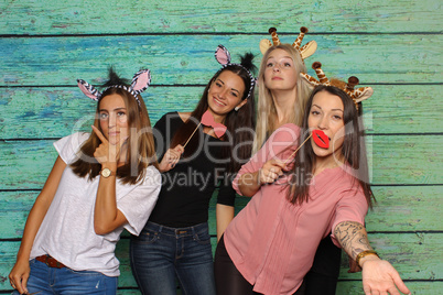 Junge Frauen haben Spaß mit einer Fotobox - Mädchen mit Zebra und Giraffenohren