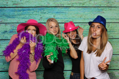 Freche junge Frauen vor einer Fotobox - Photo Booth Party