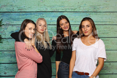 4 Freundinnen stehen vor einer Fotobox