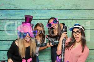 Party mit Fotobox - Mädchen posen mit Gitarren vor Photobooth