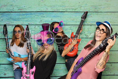Party mit Fotobox - Mädchen posen mit Gitarren vor Photobooth