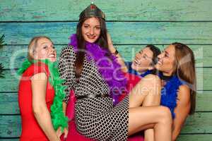 Freundinnen tragen ihre Königin auf einem Stuhl - Fotobox Party