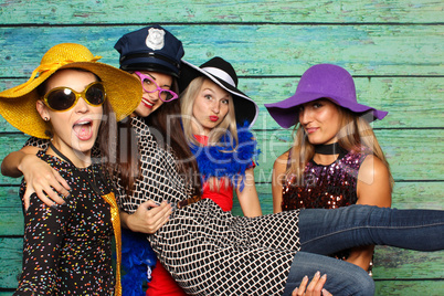 4 feine Damen vor einer Fotobox - Spaß mit Photobooth