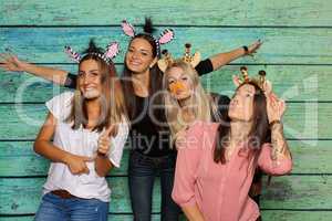 Junge Frauen albern vor einer Fotobox - Spaß haben mit Photo Booth