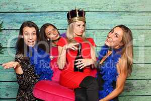 4 Mädchen haben Spaß mit einer Fotobox - Königliche Hoheit mit Sektflasche