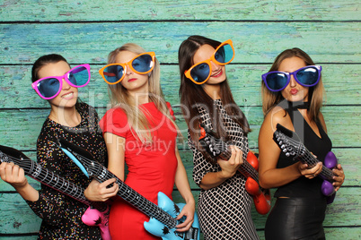 Mädchenband mit Plastikgitarren - Photo Booth Party