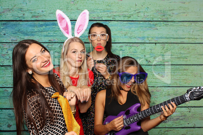 Mädchen haben Spaß mit einer Fotobox - Photo Booth Party