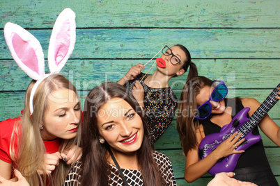 Junge Frauen haben Spaß mit einer Fotobox - Photobooth Party