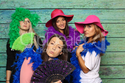 Elegante Damen vor einer Fotobox - Frauengruppe mit Photobooth