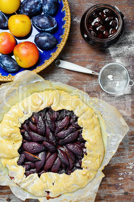 Pie with plums