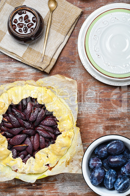 Pie with plums