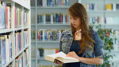 Eine junge Frau in der Bibliothek