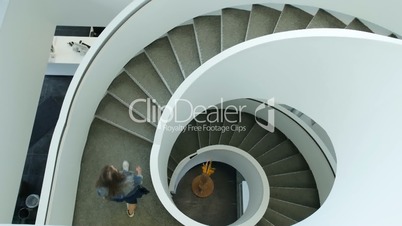 Eine junge Frau in der Bibliothek