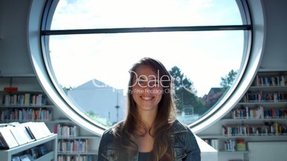 Eine junge Frau in der Bibliothek