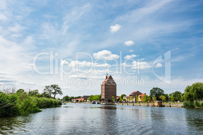 Blick über die Peene auf die Stadt Loitz