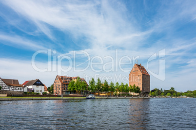 Blick über die Peene auf die Stadt Loitz