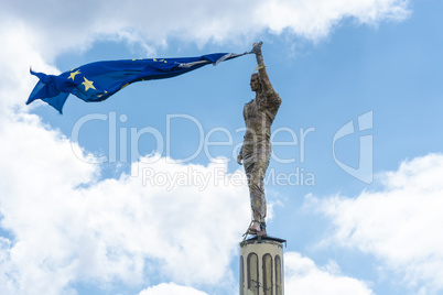 Statue mit einer Europaflagge