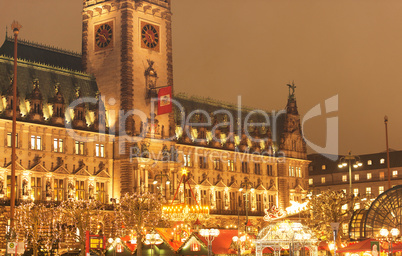 Weihnachtsmarkt auf dem Hamburger Rathausmarkt