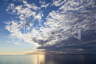 Wolkenformation über der ruhigen Ostsee