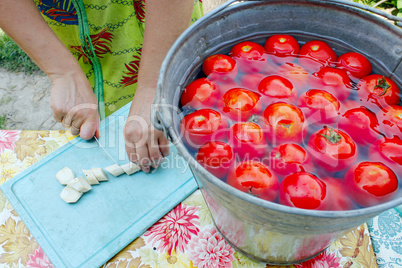 tomatoes in the water prepared for preservation